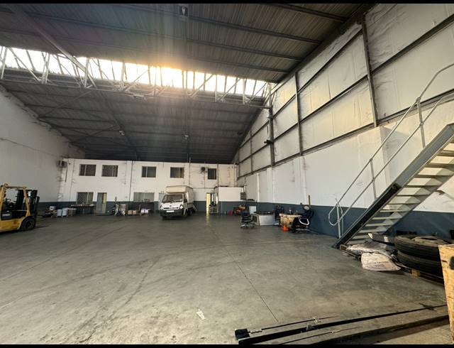 950M² WAREHOUSE TO LET IN JET PARK